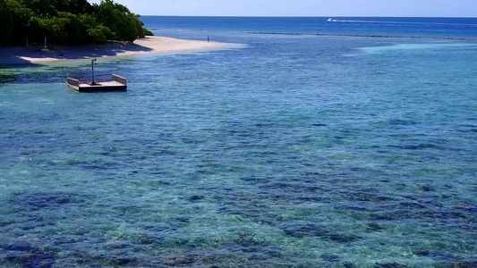 靠近海浪的白色沙滩背景的蓝色泻湖完美的泻湖海滩度假视频