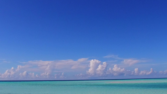 美丽的海湾海滩冒险的浪漫天空水蓝色的大海和靠近海浪视频