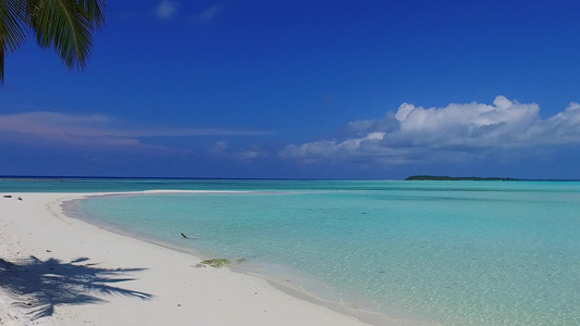 阳光下白沙背景的透明海洋异国情调的海景海滩之旅的阳光视频