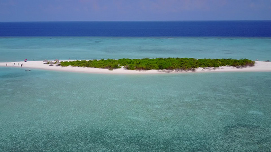 在阳光下有明亮的沙滩背景的海面上进行宁静的环礁湖海滩视频