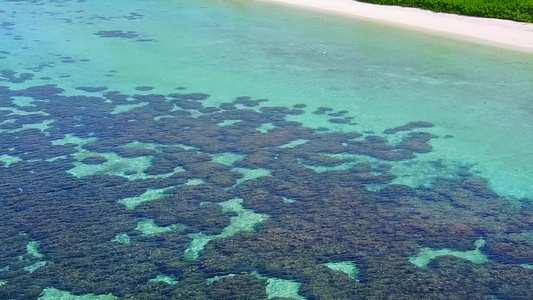 美丽的海湾海滩空荡荡的旅行在靠近冲浪的白色沙滩背景视频