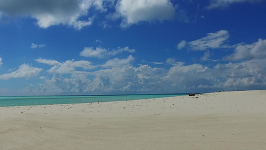 海洋海景海滩度假的夏日风景靠近冲浪的白色沙滩背景的视频