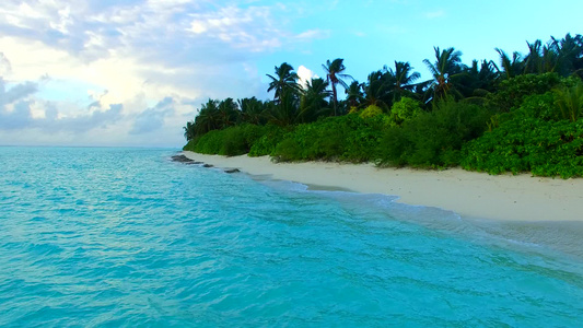 日落前蓝海白沙背景完美度假海滩度假的空荡荡的全景视频