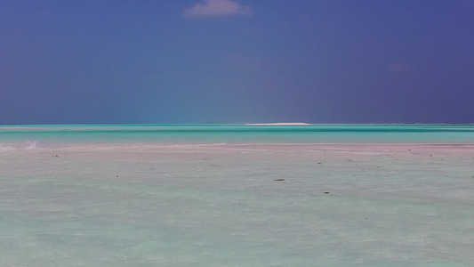 在海浪附近有白色沙子背景的蓝色海平面上度假的清空海洋视频
