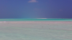 在海浪附近有白色沙子背景的蓝色海平面上度假的清空海洋13秒视频
