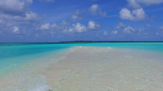 蓝海和沙巴附近白沙滩背景的阳光明媚的海洋海岸海滩之视频