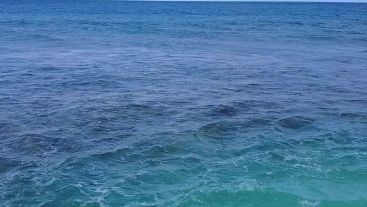 日落前绿松石海洋和白沙背景完美海岸海滩度假的夏日天空视频