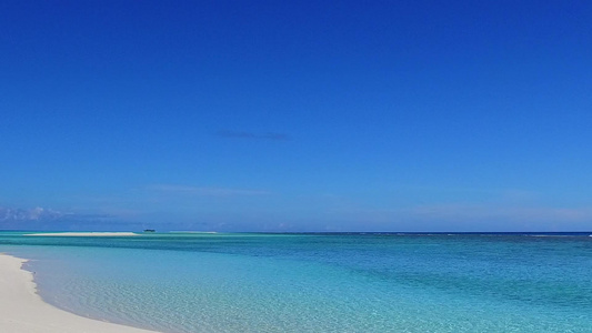 棕榈附近有干净的沙质背景的清澈大海的异国海岸海滩之旅视频