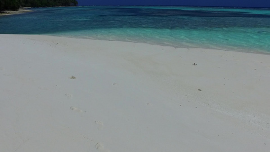 阳光下由绿绿水和白沙背景构成的海边海滩之夜天空日光视频