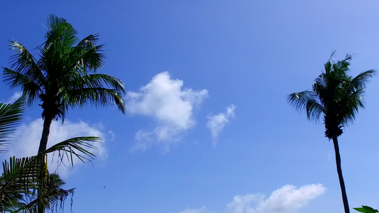 沿珊瑚礁附近浅水和白沙底白色海滨游览宁静的岛屿海滩视频