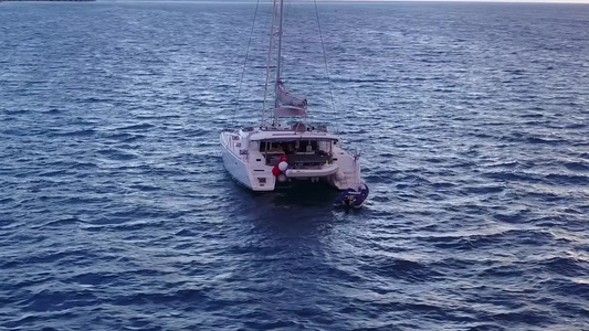 阳光明媚的海洋岛屿海滩旅游沿蓝海和珊瑚礁附近白色沙沙视频