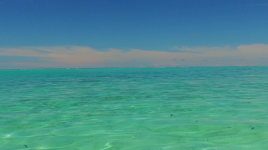 海滨海滩之游的清空景色由海浪附近的浅沙背景明亮的绿松石视频