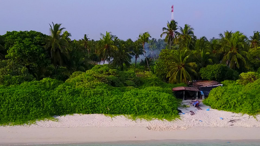 度假胜地附近蓝色海和白色沙沙背景的豪华岛屿海滩度假视频