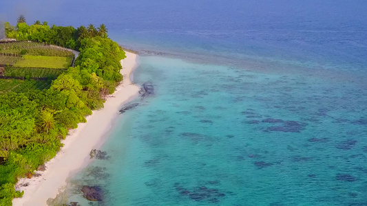 日落前由透明的海洋和白色的沙质背景组成的宁静海景海滩视频