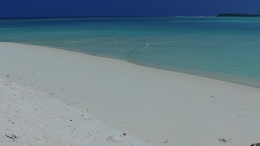 绿松石水和靠近波浪的白色沙滩背景完美海滨海滩之旅的视频