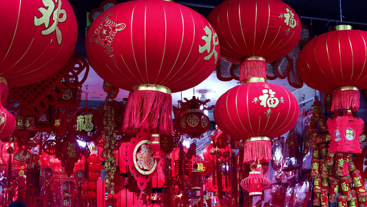 上海豫园商店展示的春节装饰物灯笼视频