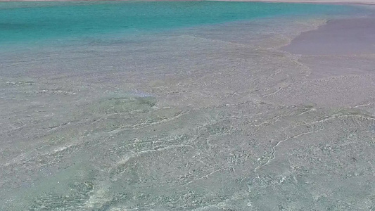 以透明的海洋和棕榈附近白色沙沙底背景航行的海滨旅游胜地视频