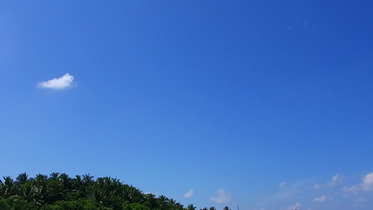 蓝色环礁湖和接近冲浪的白色沙滩背景紧贴着伊德利克湾视频