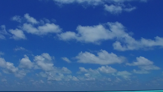 沙洲附近白沙背景的蓝海豪华岛屿海滩冒险的温暖性质视频