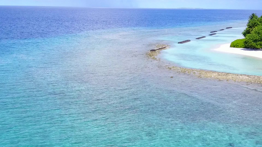 蓝海和靠近度假胜地的浅沙背景清空抽象的奇异海滨海滩视频