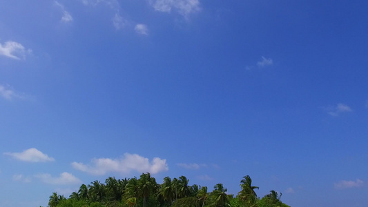 以沙滩附近白沙土背景的蓝色海平面断开的天堂海岸海滩视频