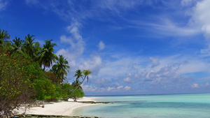 豪华海滨海滩假日的阳光晴朗纹理由海浪附近的水蓝海和大海海滩度假村15秒视频