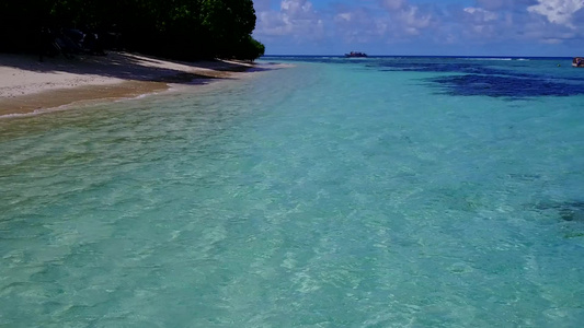 海景海滩探险日落前以白沙底为背景的绿绿海海在黄昏前视频