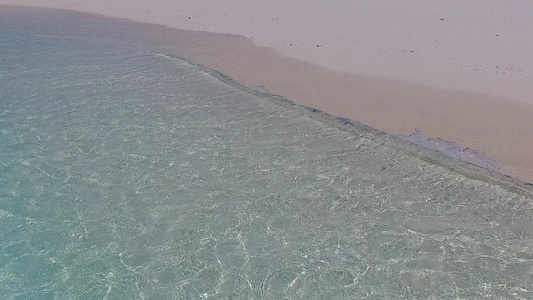 海浪附近浅水和白色沙滩背景的异国环礁湖海滩生活方式视频