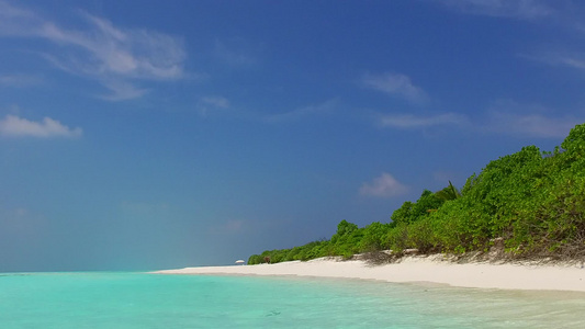 阳光明媚的热带海洋天空在沙滩附近的蓝海中看到海滩野生视频