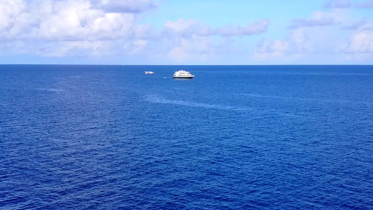 海滨海滩假日在蓝色海边的蓝海和海浪附近的清洁沙滩背景视频