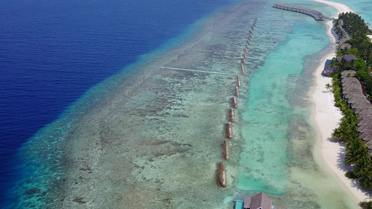 通过在海浪附近有白色沙子背景的清水来近距离地总结热带视频