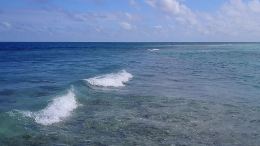 以透明的海面和阳光下白色沙滩背景进行海上海岸海滩探险视频