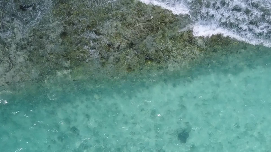 棕榈附近白色沙滩背景的水蓝色泻湖美丽度假村海滩航行视频