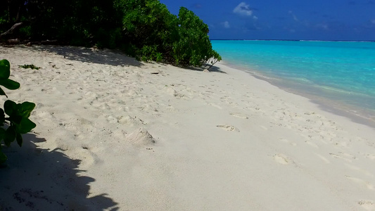 阳光明媚的豪华海岸海滩之旅由绿绿海和靠近度假胜地的视频