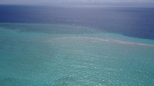 阳光明媚的完美旅游海滩海景由蓝色海和白色沙沙背景在视频