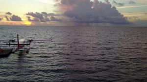 天堂度假胜地沙滩的夏季全景由蓝绿海打破海滩冲浪附近13秒视频