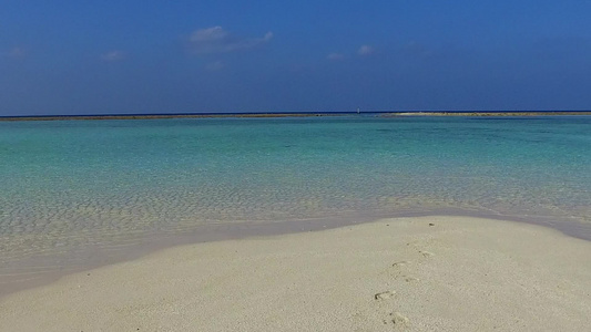 黄昏前由绿绿海和白沙背景及白色沙滩旅行的美丽海岸海滩视频