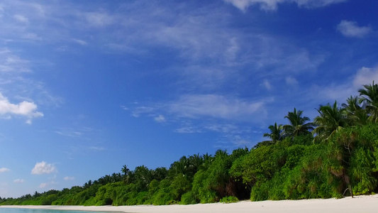 环礁附近绿绿海和白色沙滩背景的奇特旅游海滩探险风景视频
