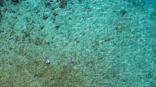 在日出后由白沙背景的蓝色海平面航行而空闲的环礁湖海滩视频