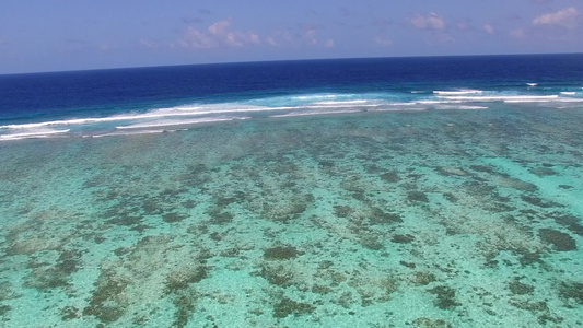 以蓝水和沙滩附近的白沙土背景进行热带度假度假胜地海滩视频