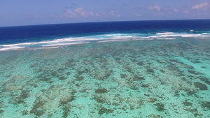 以蓝水和沙滩附近的白沙土背景进行热带度假度假胜地海滩12秒视频