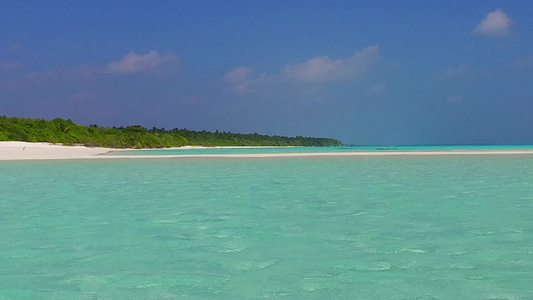 热带湾沙滩旅游沿蓝海和沙巴附近浅沙地背景浅沙的蓝色视频