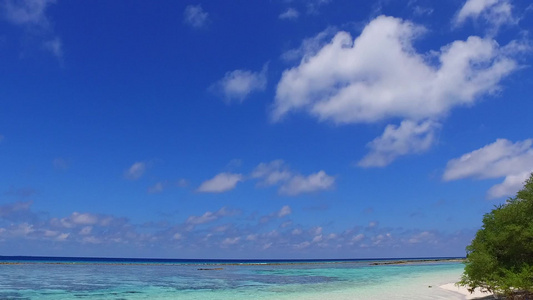 蓝海和日落前白沙滩背景航行的完美度假度假胜地海滩全景视频