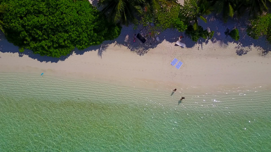 豪华岛屿海滩的宽角天空沿浅海和沙滩附近的白沙地背景视频
