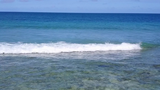 日出后水蓝色的海水和明亮的沙质背景特写豪华度假村海滩视频