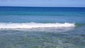 日出后水蓝色的海水和明亮的沙质背景特写豪华度假村海滩11秒视频