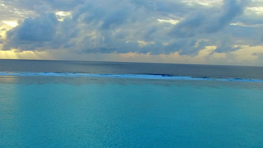 阳光明媚的豪华海洋观光全景日出后蓝海和白沙背景在海滩视频