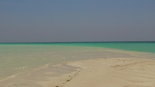 沙巴附近的透明水和白色沙滩背景的完美海滨海滩度假的视频