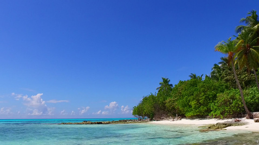 珊瑚礁附近的海滩度假村的有明亮的沙子的蓝色海洋视频