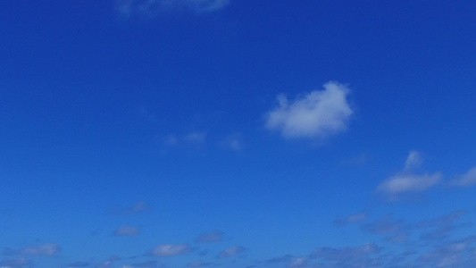 礁石附近白沙背景浅泻湖宁静度假海滩航行夏季全景视频